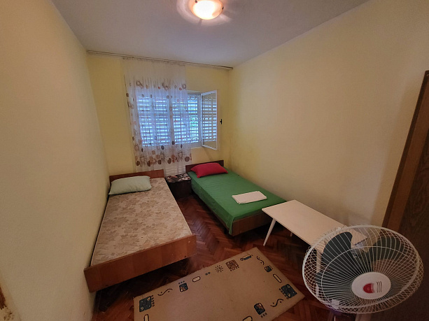 Дом на 5 спальных комнат, расположенный в очаровательном прибрежном городе Сутоморе